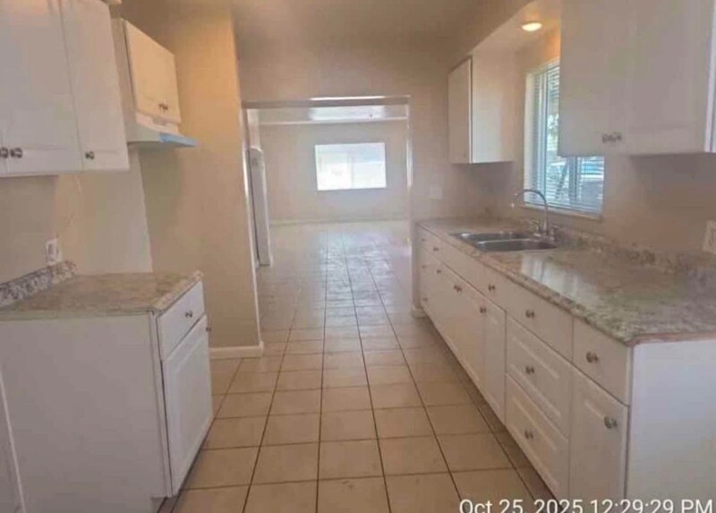 Building Photo - 3128 San Dimas St