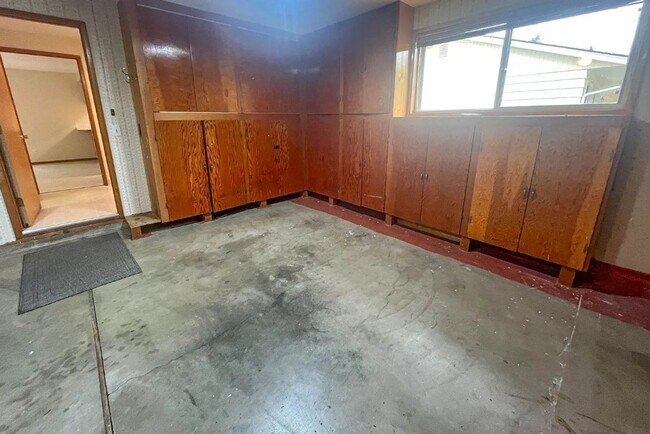 Building Photo - 15560 SE Thorville Ave