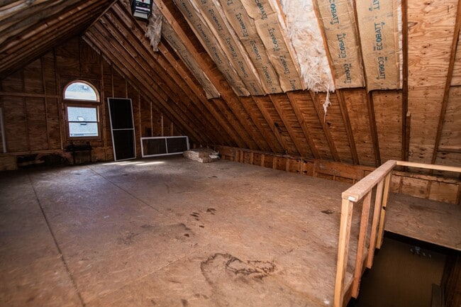 Building Photo - 3 bed 1.5 bath Downtown Valparaiso Home