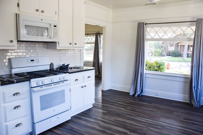 Building Photo - Grand (384-394) South