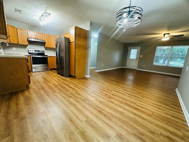 Building Photo - 3 bedroom, 2 bath w/ 2-car garage convenient to Sevier, Knox & Jefferson Counties - available now