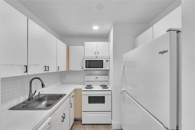 Building Photo - 13712 SW 90th Ave