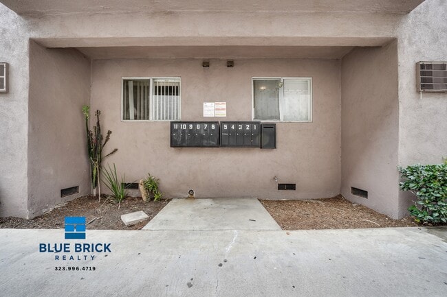 Building Photo - 15938 Vanowen St