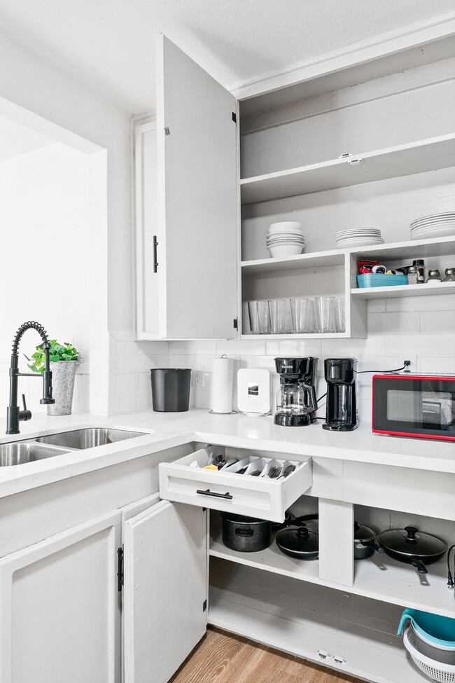 Building Photo - 406 Robert Dr