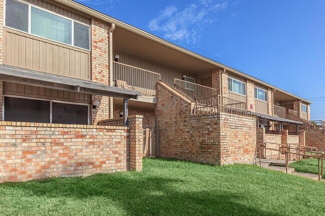 Building Photo - 2401 La Vista Ave