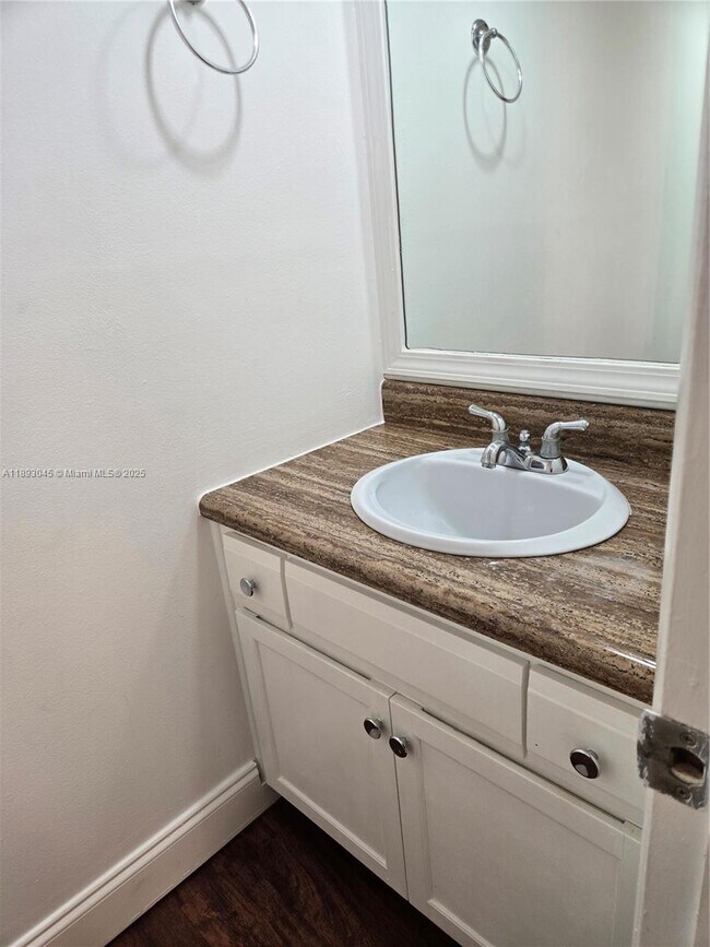 Building Photo - 3730 Inverrary Dr