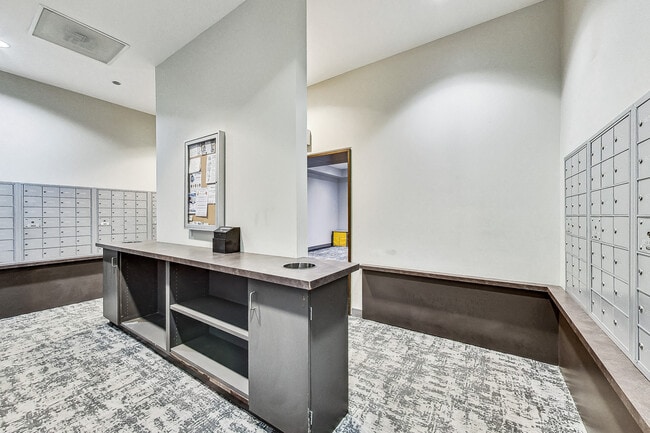 Building Photo - 8 E Randolph St