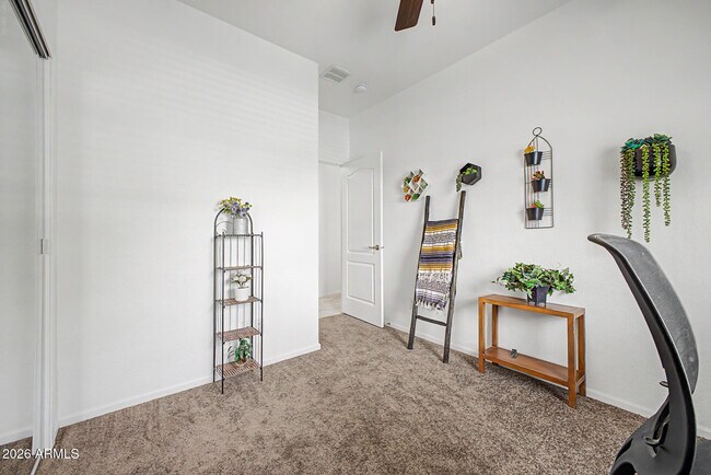 Building Photo - 654 E Ranch Rd