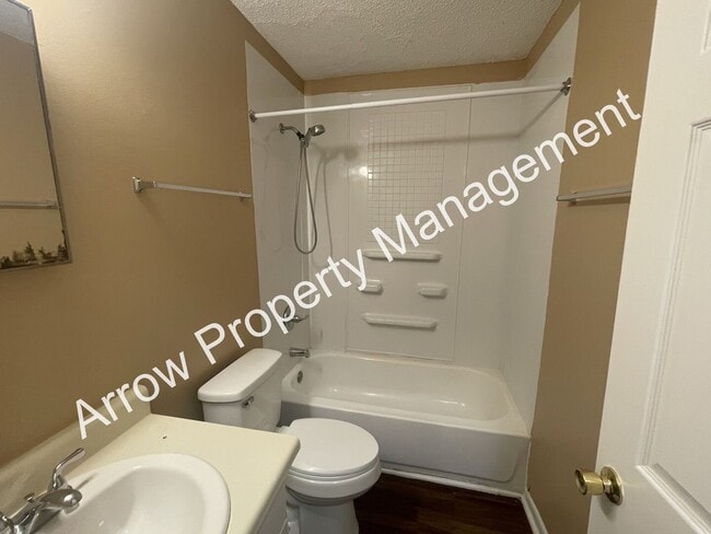 Building Photo - Newly Renovated 3 Bedroom 2 Bath Home in Nashville!