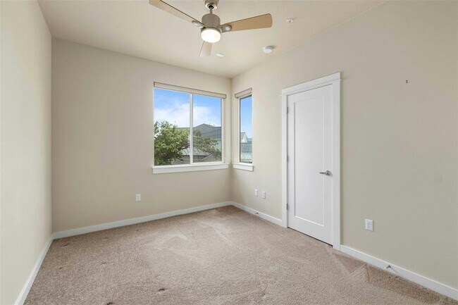 Building Photo - 4008 Valley View Rd