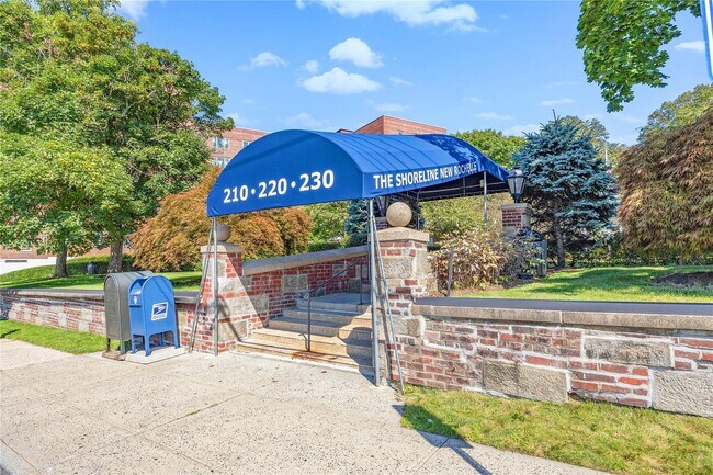Building Photo - 210 Pelham Rd