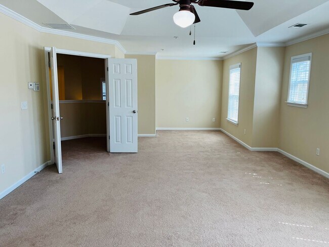 Building Photo - Wow! 3 bedroom 2.5 bathroom home in Newnan, 2100 plus sqft, 2 car garage, huge rooms, must see!