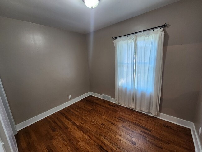 Building Photo - 4 Bedroom in East Moline  MUST SEE!!!