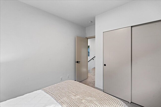 Building Photo - West Seattle - 3 Bedroom - 2.5 Bathroom w/ AC!