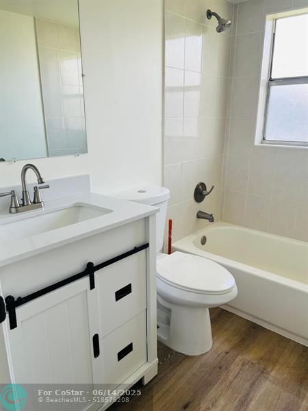 Building Photo - 9936 Twin Lakes Dr