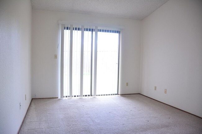 Building Photo - Hillcrest area 2 bedroom, 2 bath with 2 ca...