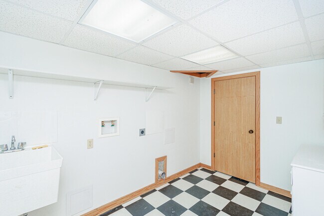 Building Photo - 1424 Bradford Dr