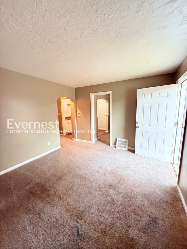 Building Photo - Charming Home with Detached Garage and Basement! | Pet Friendly