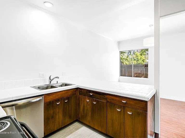 Building Photo - 985 E California Blvd