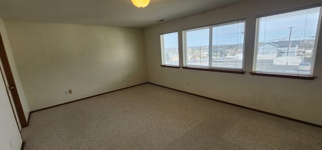 Building Photo - 1326 S Skyline Dr