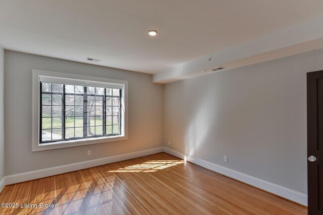 Building Photo - 1411 Willow Ave