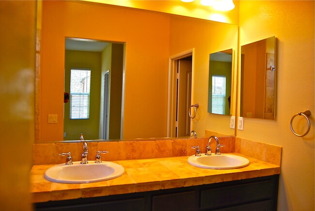 Building Photo - Spacious 4 Bedroom Townhome in Airoso of Carmel Valley