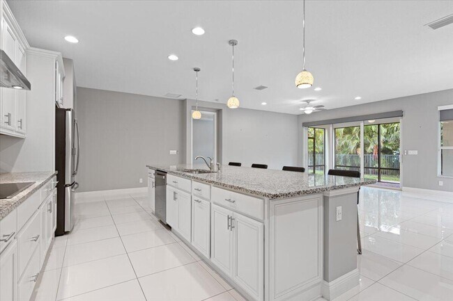 Building Photo - 10017 SW Oak Tree Cir