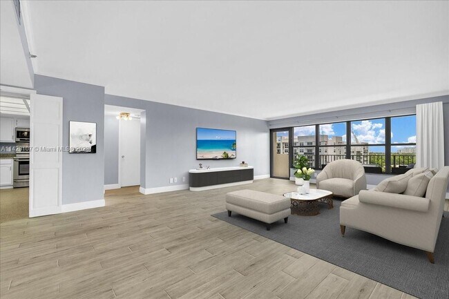 Building Photo - 3200 Port Royale Dr N