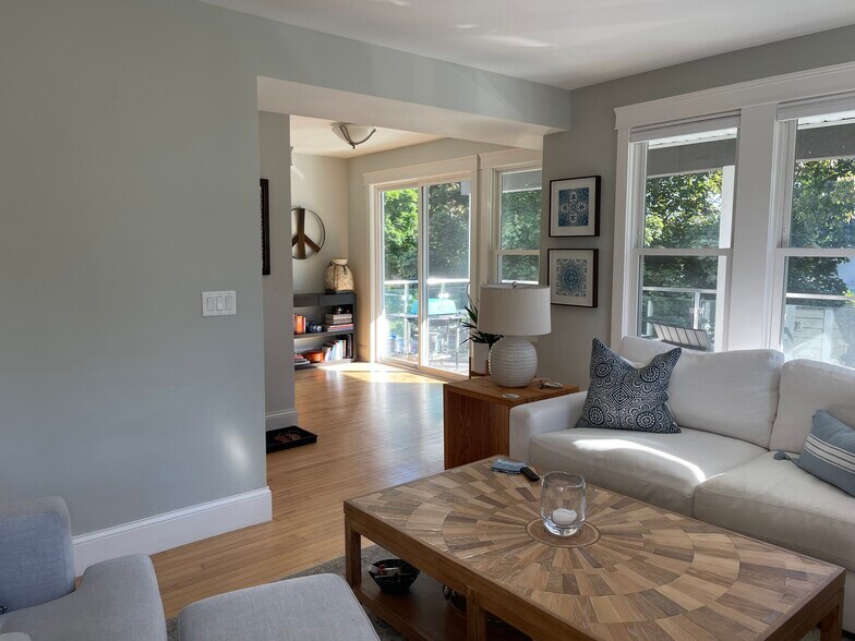 Living/Entry - 2547 S Shore Dr