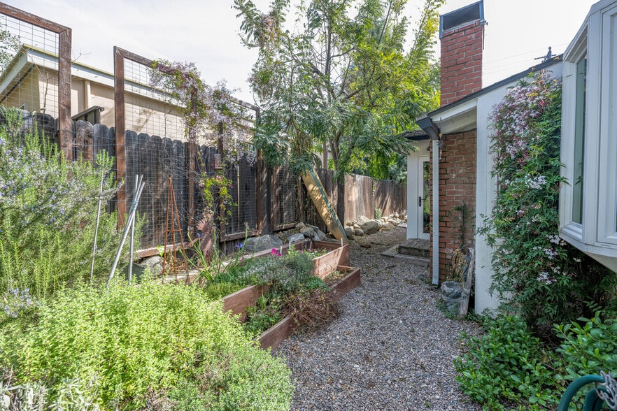 Building Photo - 2152 Grand Oaks Ave