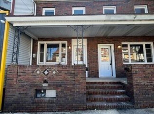 Primary Photo - 3 bed, 1 bath apartment in lansfod