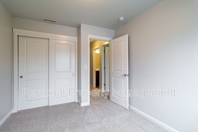 Building Photo - 5828 NE 56th Pl