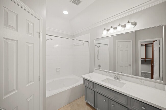 Building Photo - 1014 Rochow St