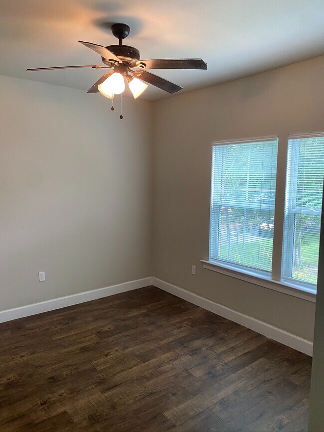 Building Photo - Now Leasing! Spacious 6-Bedroom, 6.5-Bathroom student house just minutes from campus. Only $650/m...