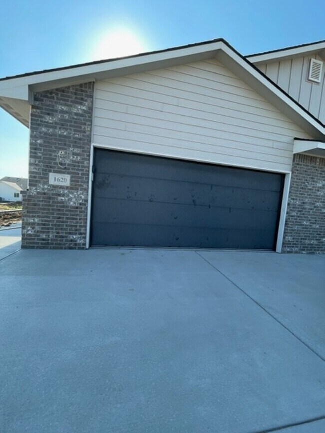 Building Photo - 1632/34 Hickory Creek