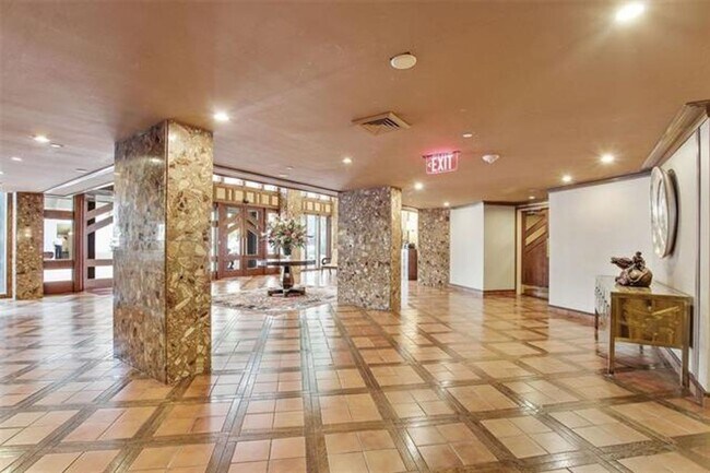 Building Photo - 520 Brickell Key Dr