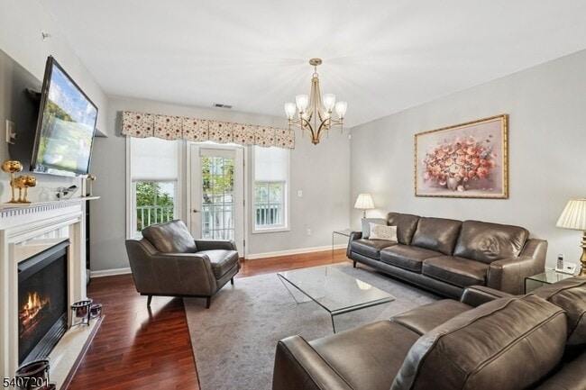 Building Photo - 806 Holly Ln