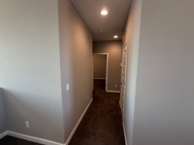 Building Photo - 40946 W Hillman Dr