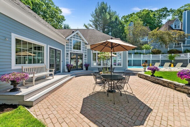 Building Photo - 2124 Old Pond Ln