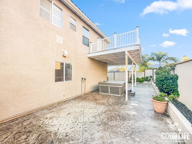 Building Photo - Great 4B/3BA House in Oceanside w/ a Large Loft!