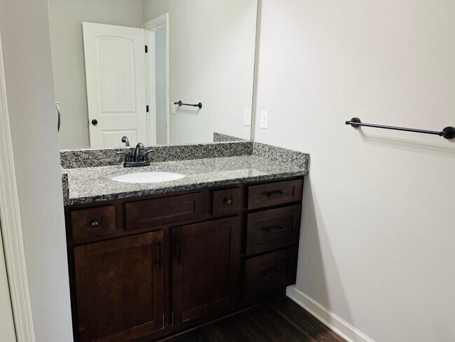 Building Photo - WOW! 5 bed, 4 full baths, brick exterior, ...