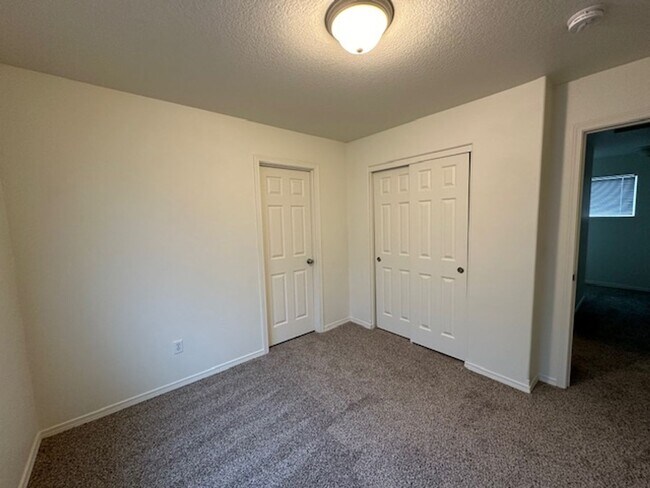 Building Photo - Super Clean 3 Bedroom Home -   Pet Conside...