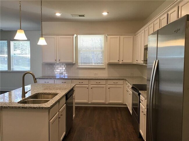 Building Photo - 174 Lindridge Dr NE