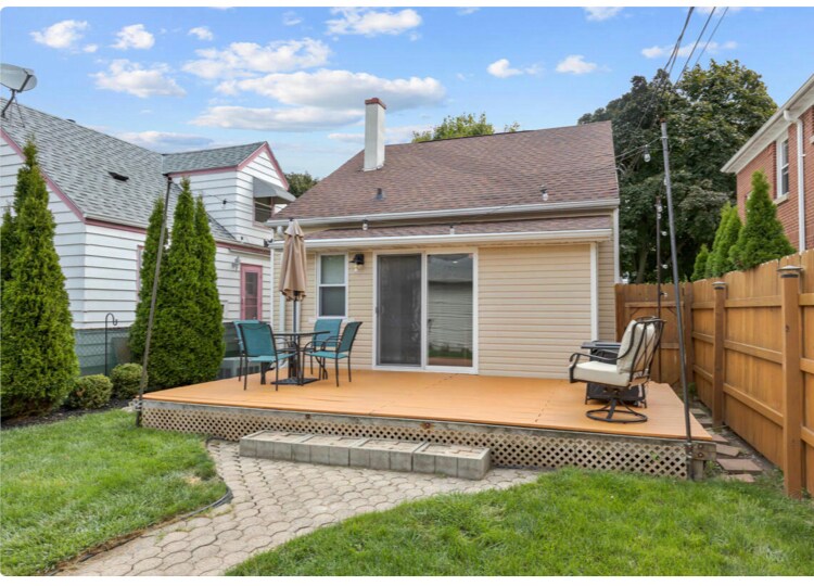 Building Photo - 141 S 75th St