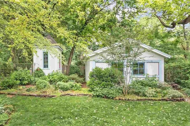 Building Photo - Charming & Pet-Friendly Downtown Gem