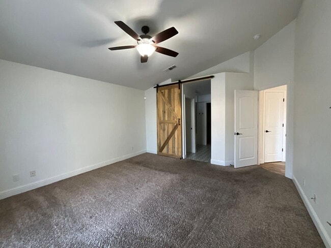 Building Photo - Updated 3 Bedroom 2 Bath Home in Fresno!
