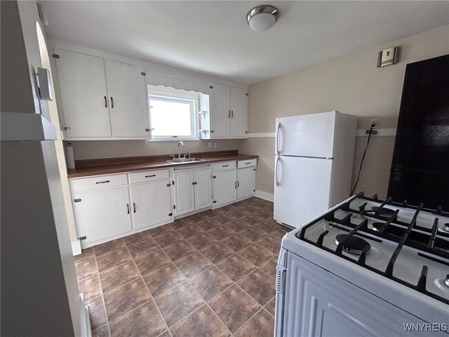 Building Photo - 475 Potters Rd