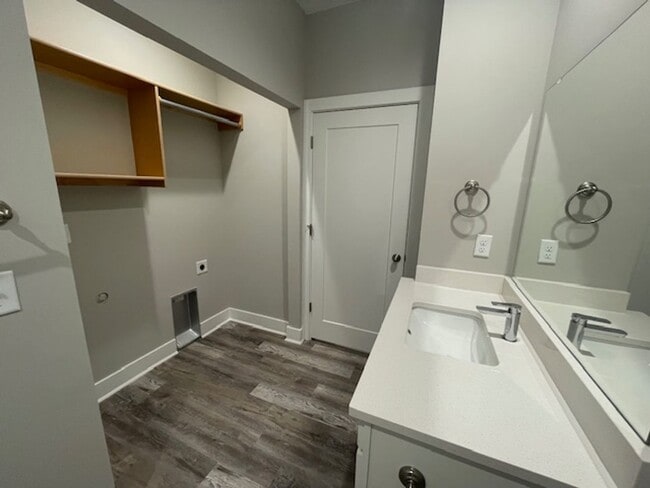 Building Photo - 16271/73 Ike Ct