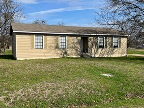 Building Photo - 3 Bedroom Home is Ennis!