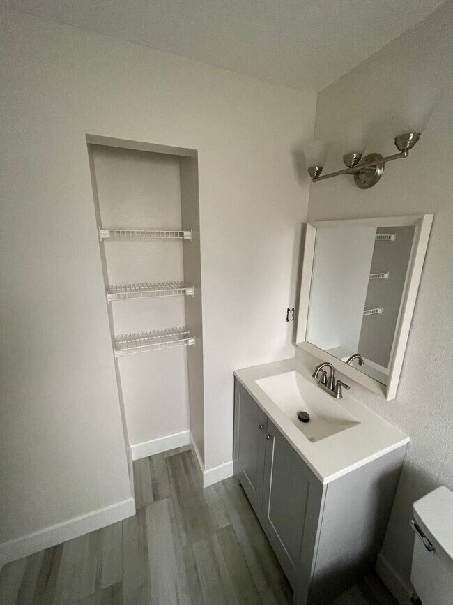 Building Photo - Amazing 3/2 located in desirable Palm Harb...